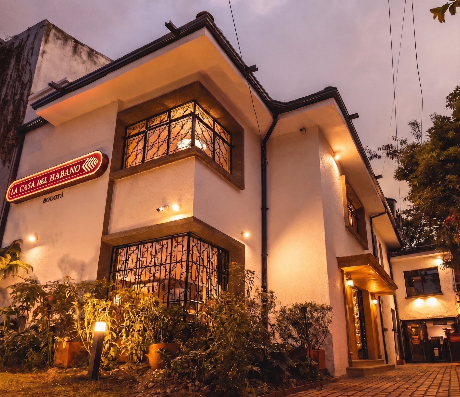Fachada de La Casa del Habano Bogotá con su letrero rojo